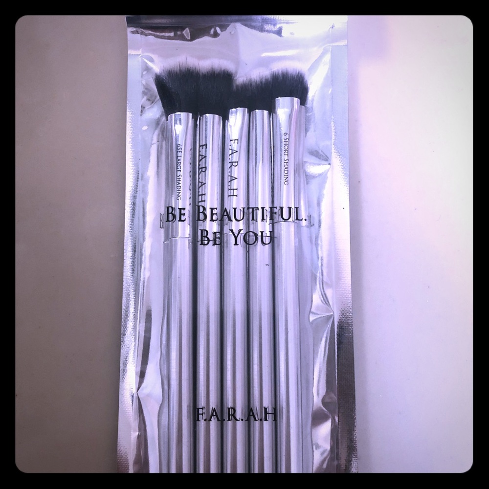 Farah brushes original